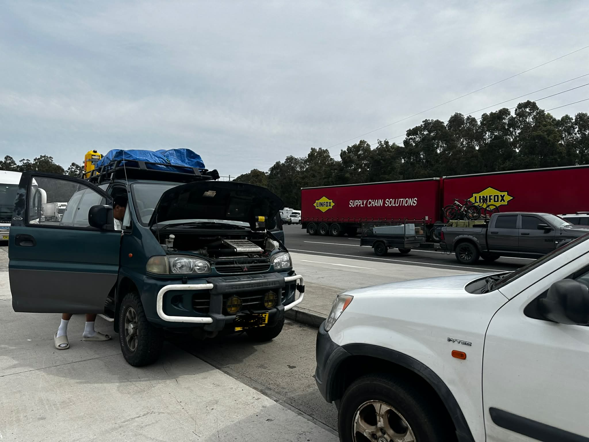 Roadside assistance by a mobile mechanic helping a stranded vehicle anywhere on the Central Coast NSW